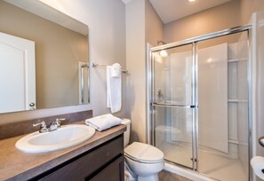 House, 6 Bedrooms | Bathroom | Hair dryer, towels