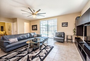 House, 6 Bedrooms | Living area | Smart TV, Netflix, streaming services - Cypress Pointe 1132 (Davenport)