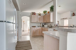 Casa, 4 habitaciones | Cocina privada | Refrigerador, microondas, lavavajillas y cafetera y tetera 