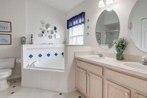 Casa, 4 habitaciones | Baño | Tina con regadera y papel de baño 