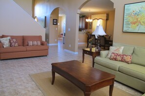 House, 5 Bedrooms | Living area