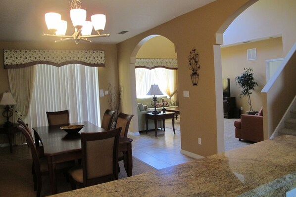 House, 5 Bedrooms | Living area