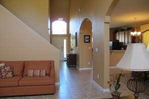 House, 5 Bedrooms | Living area