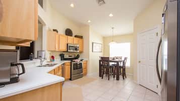 House, 4 Bedrooms | Private kitchen | Dishwasher, cookware/dishes/utensils