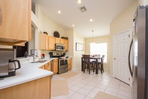 House, 4 Bedrooms | Private kitchen