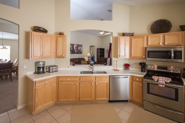 House, 4 Bedrooms | Private kitchen