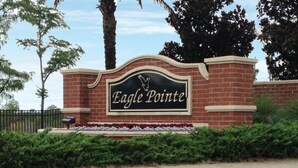 Eine Ziegelmauer mit einem Schild, auf dem 'Eagle Pointe' steht.