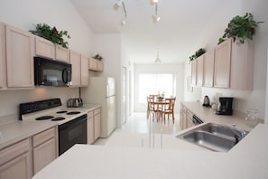 Casa, 4 quartos | Cozinha privada | Geladeira, micro-ondas, fogão, lava-louças