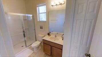 Townhome, 4 Bedrooms | Bathroom | Hair dryer, towels
