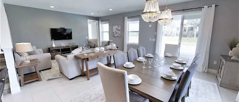 Stadtwohnung, Mehrere Betten | Essbereich im Zimmer