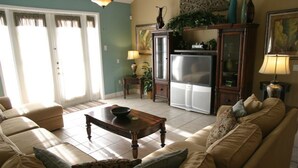 Uma sala de estar com sofá, mesa de centro e armário.