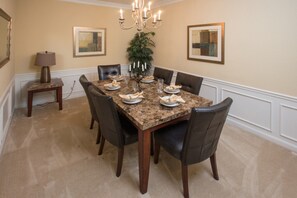 Condo, 3 habitaciones | Servicio a la habitación