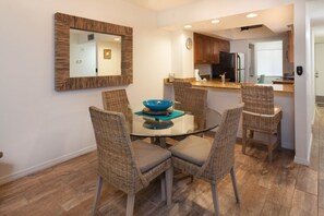 Appartement, 2 slaapkamers | Dineren op de kamer