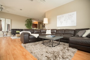Condo, 3 quartos | Área de estar