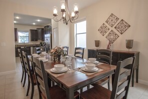 House, 6 Bedrooms | In-room dining