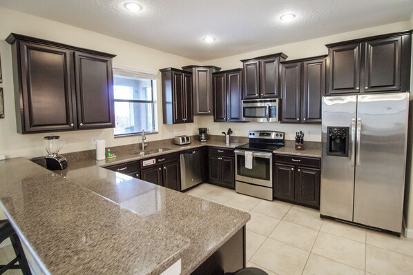 House, 6 Bedrooms | Private kitchen - Champions Gate 9027 B (Davenport)