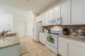 House, 4 Bedrooms | Private kitchen