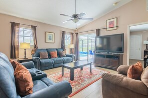 Hus, 4 soverom | Oppholdsområde | Flatskjerm-TV og DVD-spiller