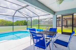 House, 4 Bedrooms | Poolside bar