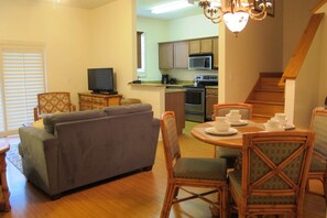 Stadtwohnung, 4 Schlafzimmer | Wohnbereich | Flachbildfernseher