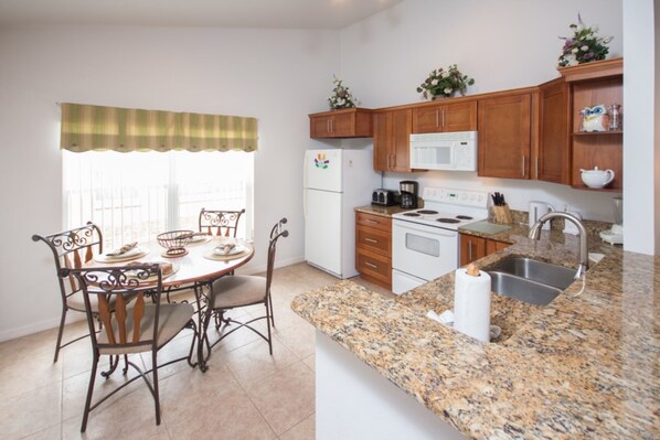 House, 3 Bedrooms | Private kitchen