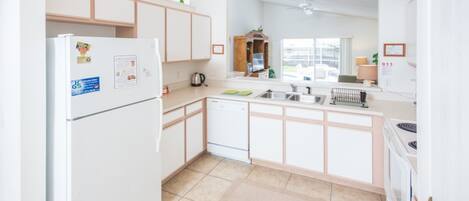 House, 3 Bedrooms | Private kitchen | Fridge, microwave, oven, stovetop