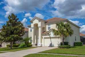 House, 6 Bedrooms | Front of property