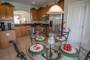 House, 6 Bedrooms | In-room dining