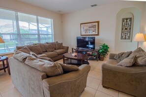 House, 6 Bedrooms | Living area