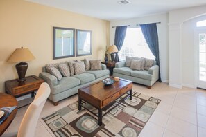 House, 6 Bedrooms | Living area