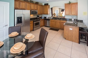 House, 6 Bedrooms | Private kitchen