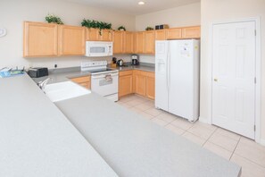 House, 4 Bedrooms | Private kitchen - Highlands Reserve Golf & Country Club 543 (Davenport)