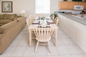 House, 4 Bedrooms | In-room dining