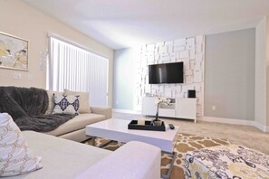 Talo, 6 makuuhuonetta | Oleskelualue | Televisio, videopelikonsoli