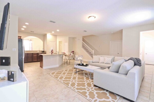 Talo, 6 makuuhuonetta | Oleskelualue | Televisio, videopelikonsoli