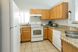 Apartment, 3 Bedrooms | Private kitchen