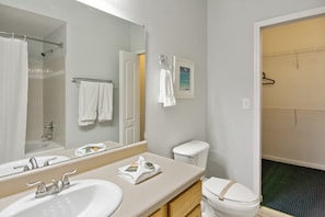 Apartment, 3 Bedrooms | Bathroom | Hair dryer, towels