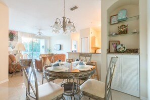 Condo, 4 habitaciones | Servicio a la habitación