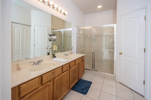 House, 4 Bedrooms | Bathroom