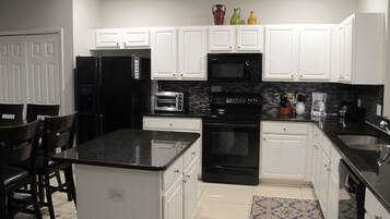 House, Multiple Beds | Private kitchen | Dishwasher, cookware/dishes/utensils