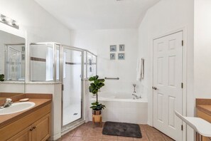 Casa, 4 quartos | Banheiro | Secador de cabelo, toalhas de banho, shampoo 