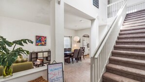 House, 4 Bedrooms | Ruang Istirahat Lobi