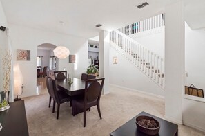 Casa, 4 dormitoris | Zona de menjador de l'habitació
