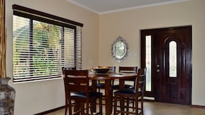 Townhome, 3 Bedrooms | In-room dining - Noord 121 (Bundall)