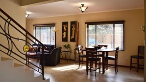 Townhouse, 3 soverom | Spiseområde på rommet