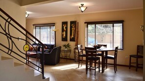 Townhome, 3 Bedrooms | In-room dining - Noord 121 (Bundall)