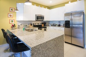 Casa de ciudad, 3 habitaciones | Cocina privada | Refrigerador, lavavajillas, utensilios de cocina y congelador 