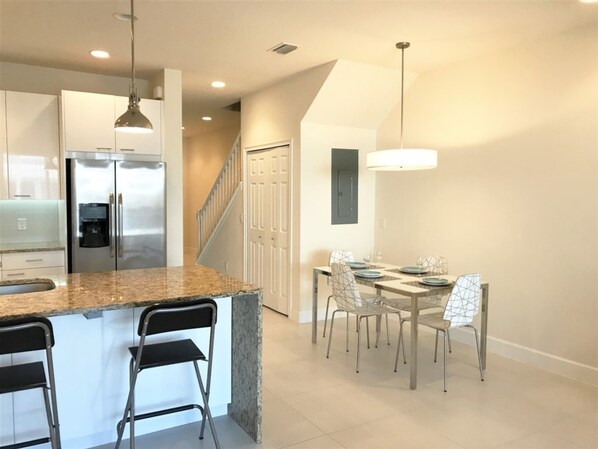 Maison mitoyenne, 3 chambres | Cuisine privée