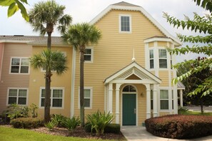 Apartment, 2 Bedrooms | Front of property