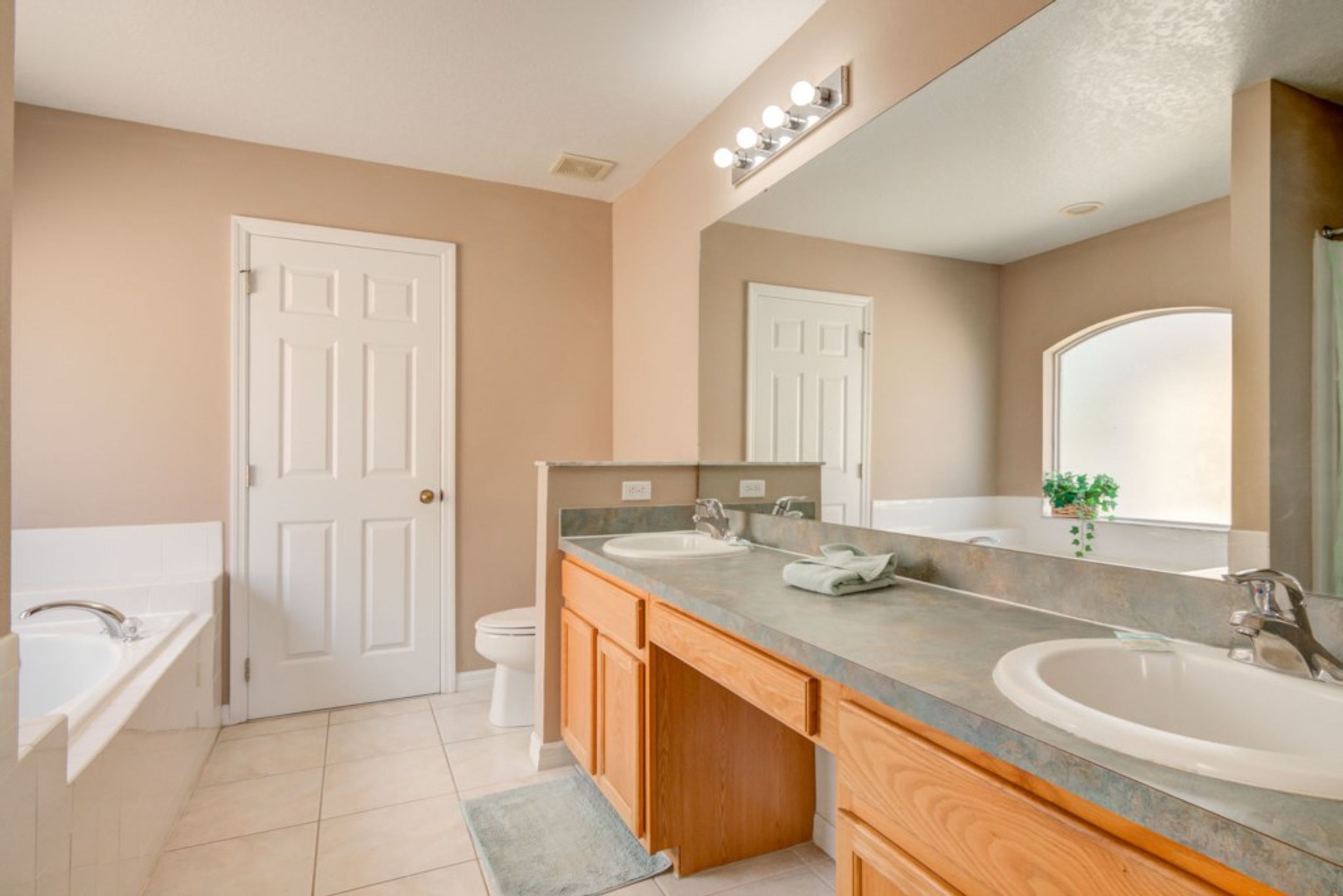 House, 4 Bedrooms | Bathroom | Toilet paper